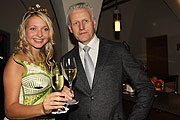 die fränkische Weinkönigin Marion Wunderlich und Restaurant Alter Hof Geschäftsführer Johannes Stegmann (©Foto: Martin Schmtz)